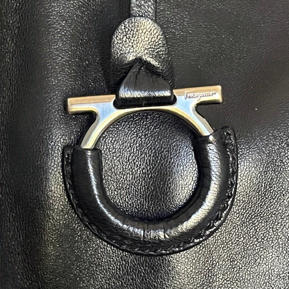 Beautiful Salvatore Ferragamo Leather Handbag - Picture 4 of 6